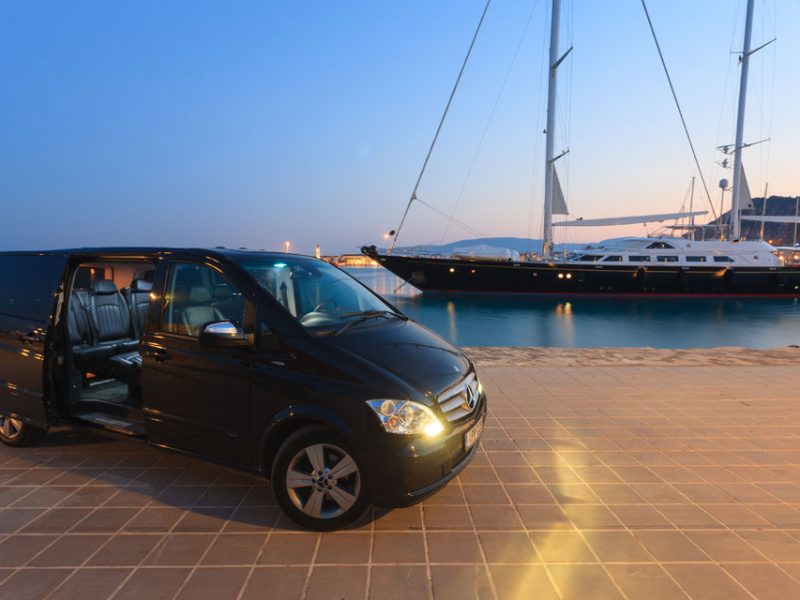 Mercedes Viano ή παρόμοιο ( για κράτηση έως 4 ατόμων )